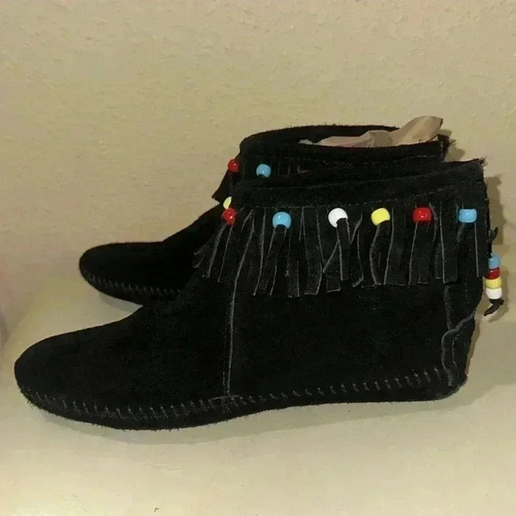 Minnetonka beaded booties. Size 7 1/2 - Picture 2 of 6